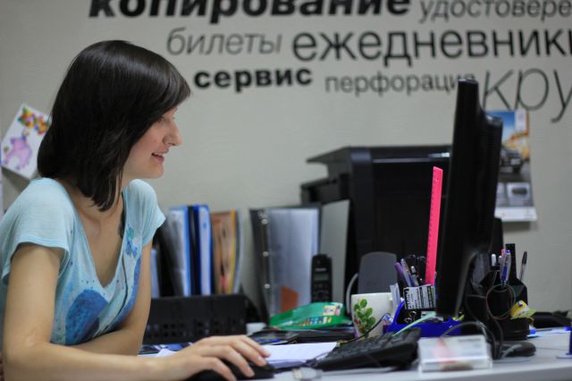 Сотрудник типографии Ка-Принт за работой